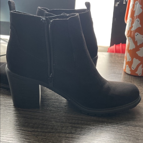 Natural Reflections Black Ankle Booties - Picture 4 of 5